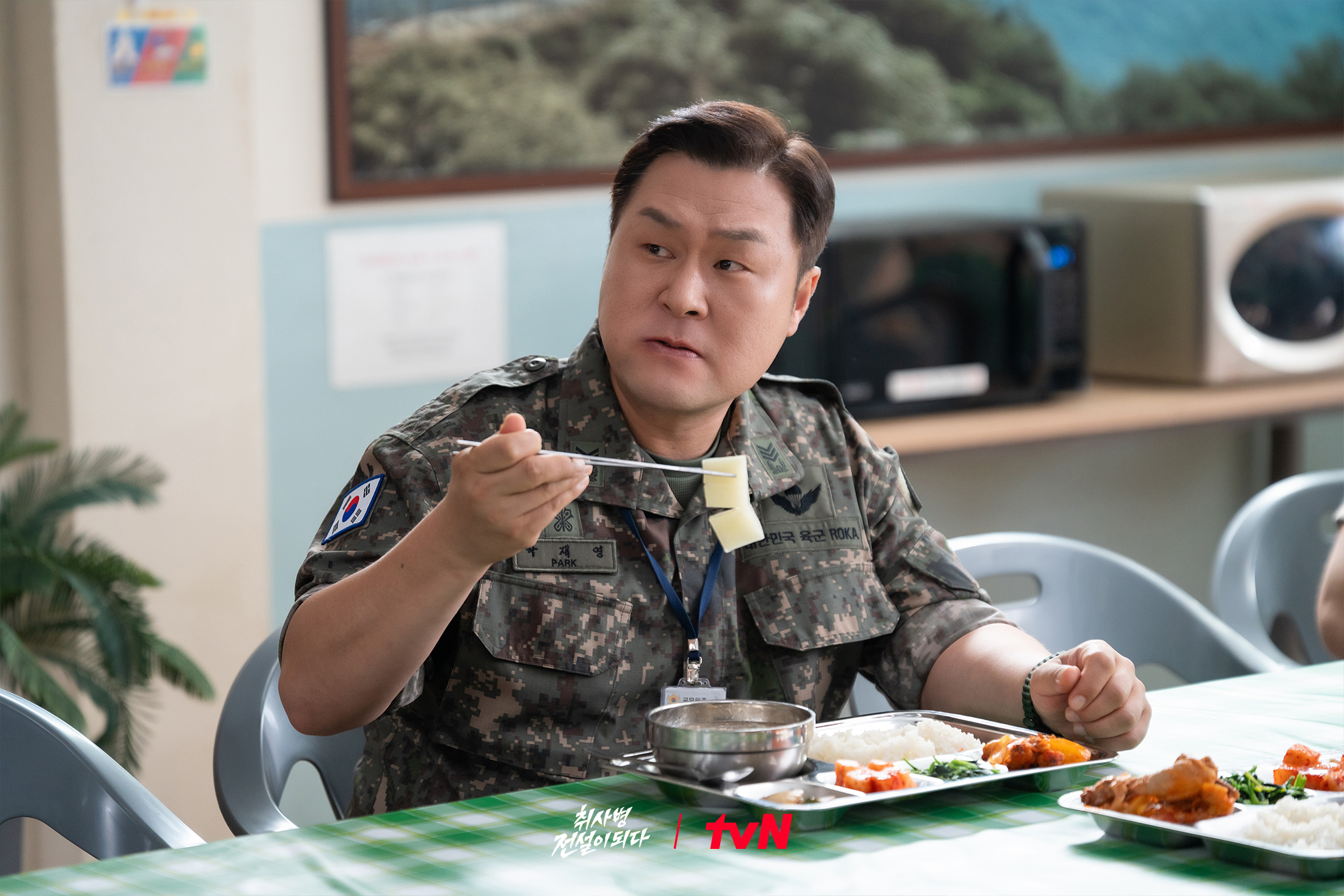 [잡담] 핑계고 봤더니 윤경호 벌써 취사병 사진만 봐도 웃김 | 인스티즈