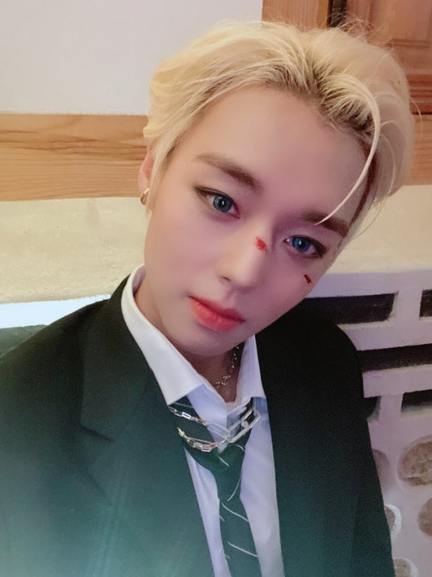 [잡담] 박지훈 얼굴에 뭐 붙이거나 상처 분장하는 거 좋아하나? | 인스티즈