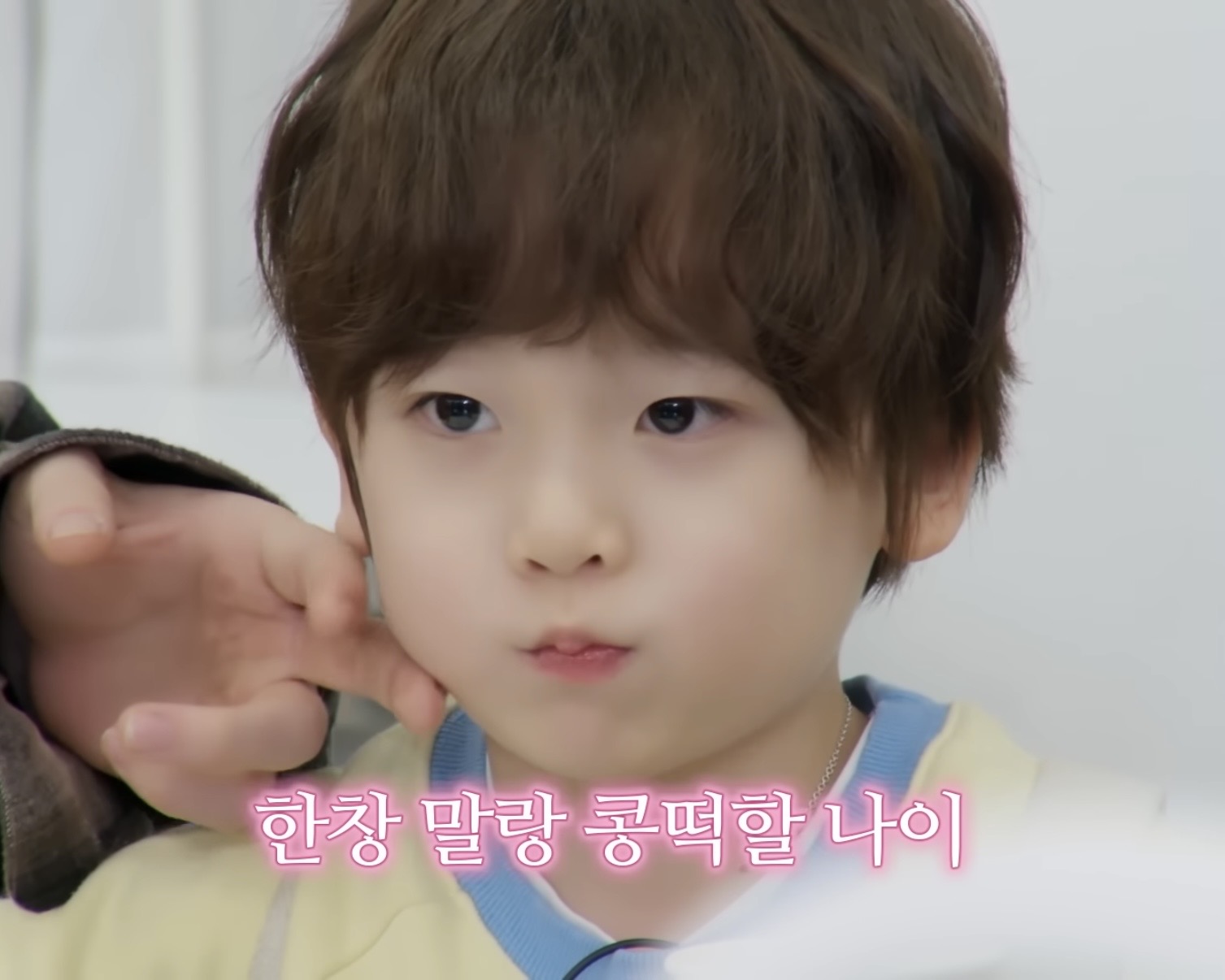 [잡담] 와 이 애기 커서 아이돌하면 인기많겠다 | 인스티즈