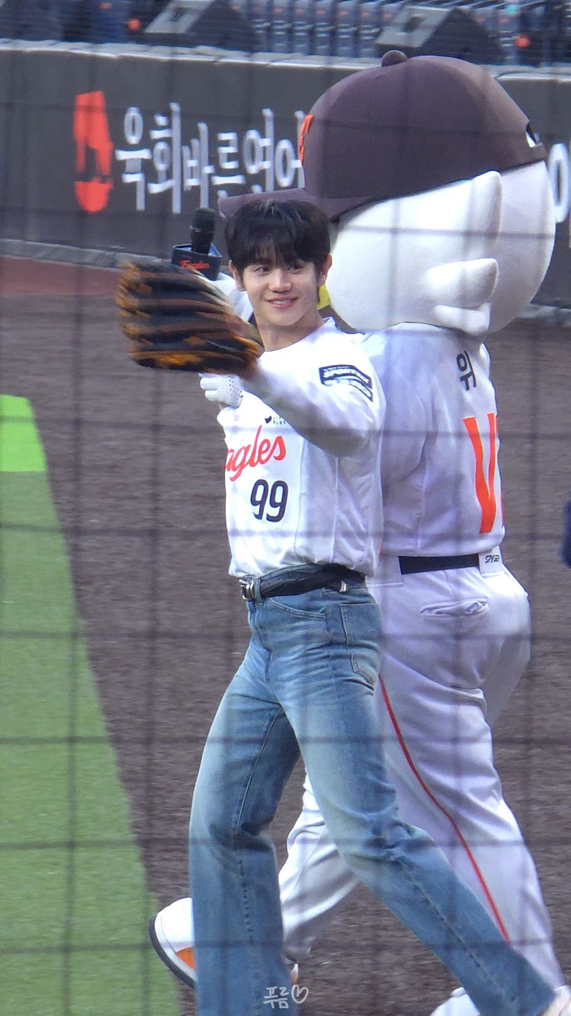 [잡담] 양요섭은 대체 얼마나 얼굴이 작은거야? | 인스티즈