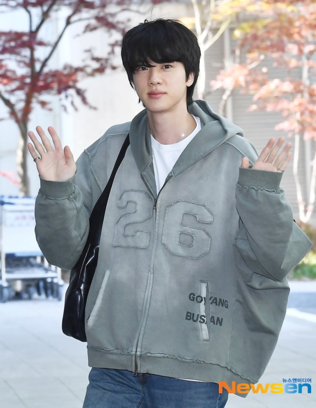 [잡담] 방탄 진 출국 기사사진 | 인스티즈