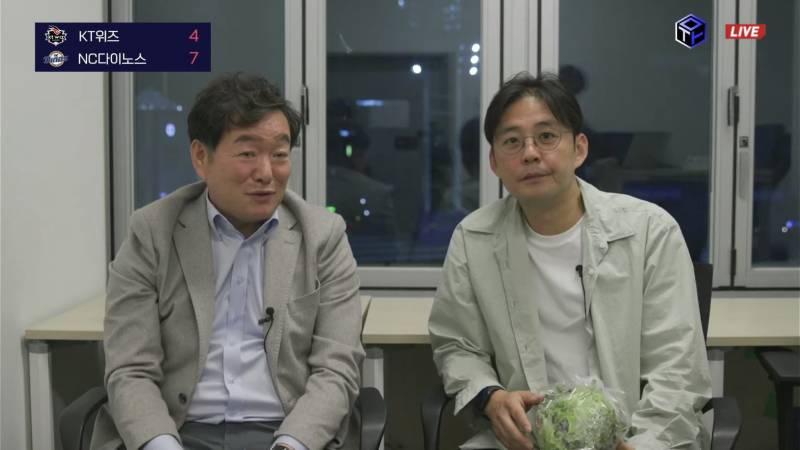 [잡담] 신민혁이 어제 연패 탈출기원으로 우영캐한테 상추 드렸는데 바로 드셨나봐 | 인스티즈
