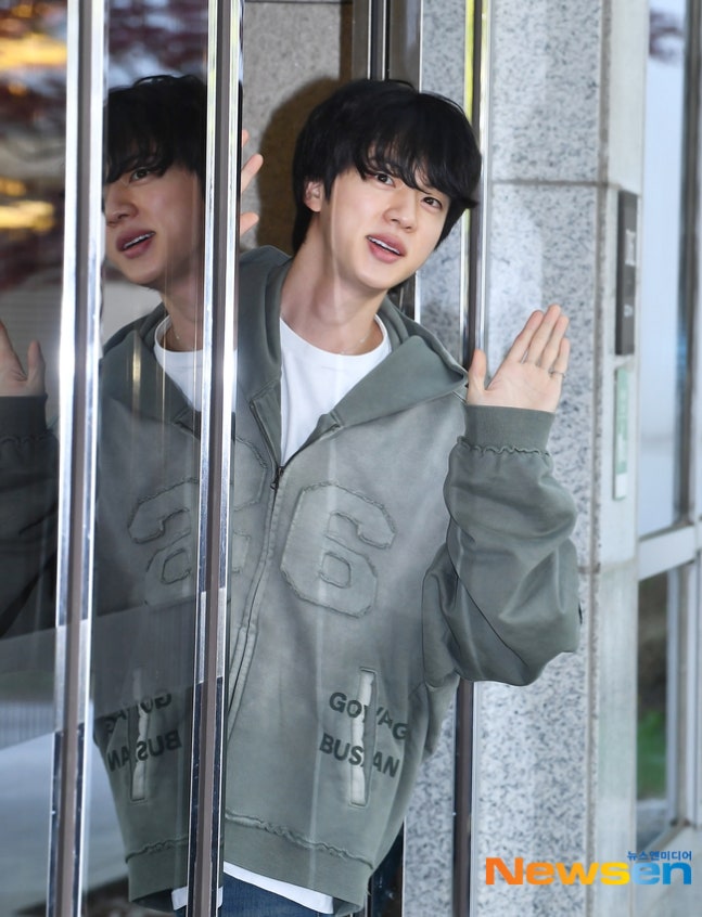 [잡담] 방탄 진 출국 기사사진 | 인스티즈
