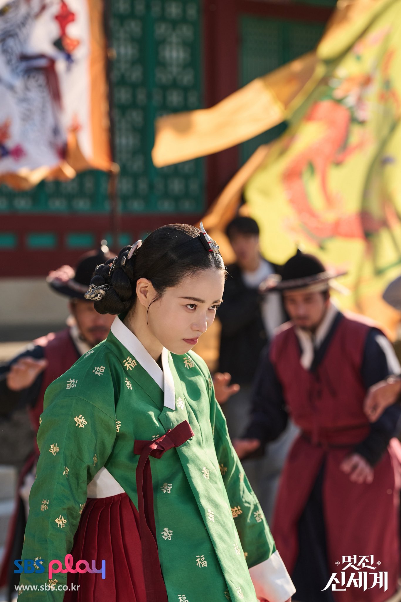 [잡담] 임지연 장희빈이었는데 현대와서 어리둥절한거 개웃김 | 인스티즈