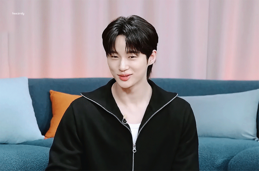 변우석) 장난감 갖고 놀던 썰 이야기 하는데 | 인스티즈