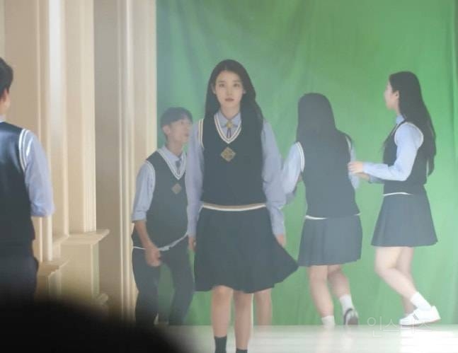 아이유 "16세 연기 무리수인가요"...'9학년 착붙 교복' 아역 배우 실직 시키는 '미친 동안' | 인스티즈