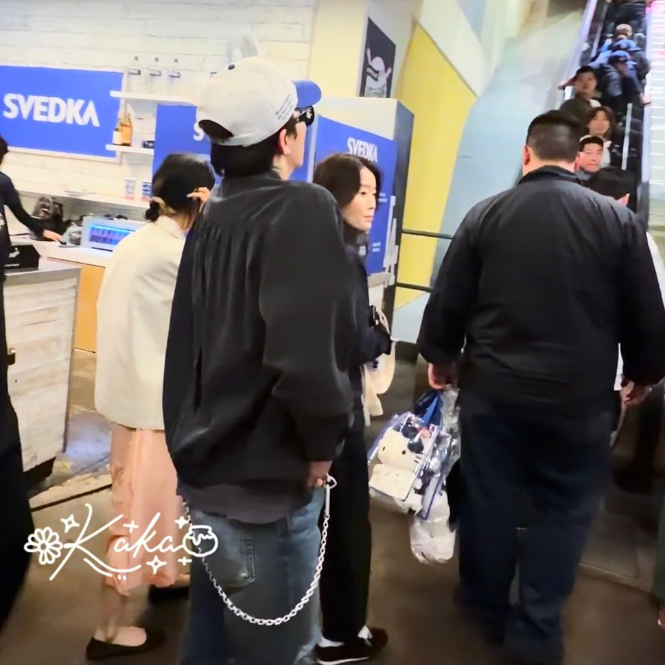 [잡담] ㅁㅊ 지디 야구장에서 키티 굿즈 털어감ㅋㅋㅋ | 인스티즈