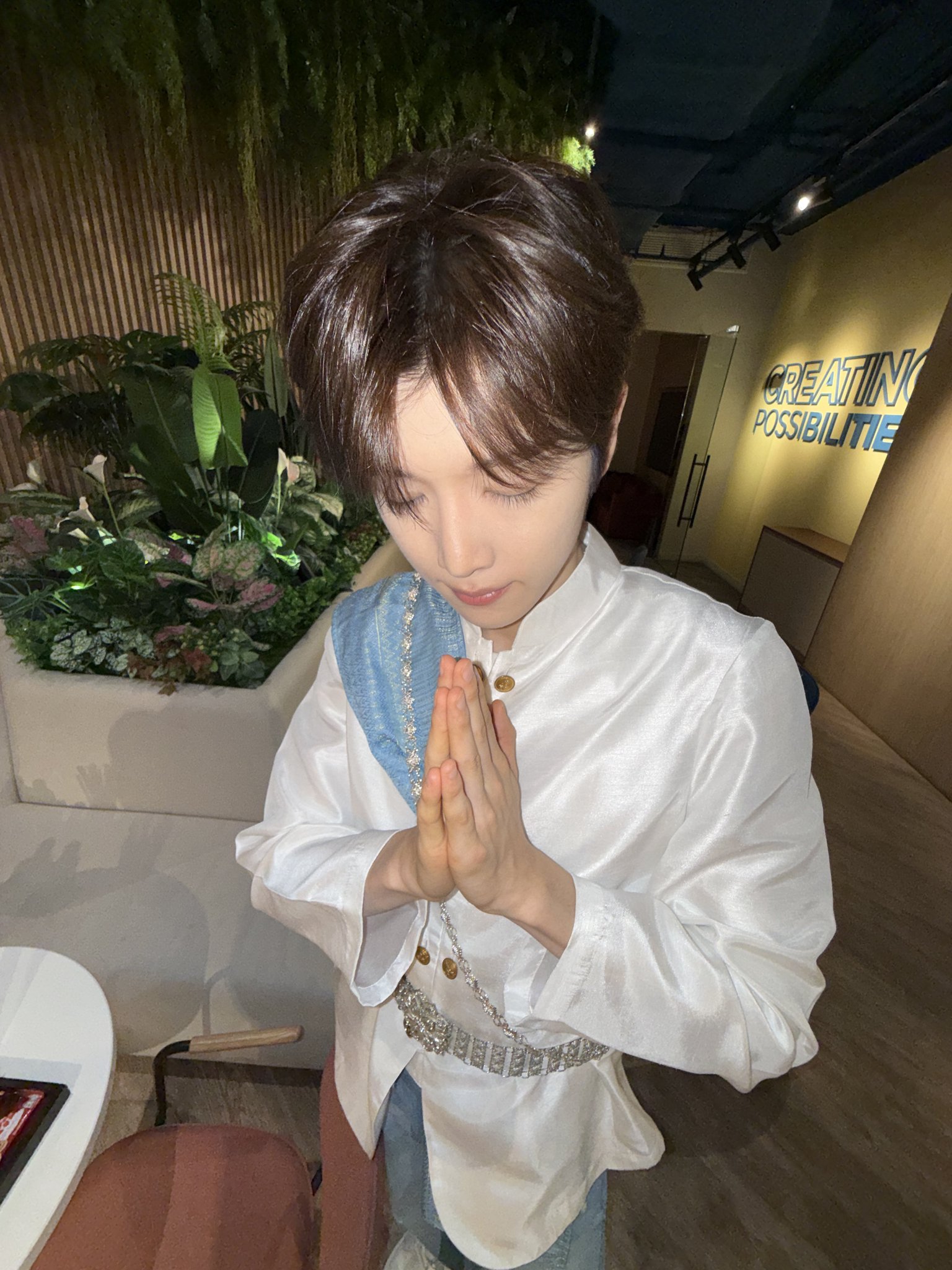 [잡담] 아까 성찬이 사진보고 애기같아 ㅎㅎ 이러고 있었는데 | 인스티즈