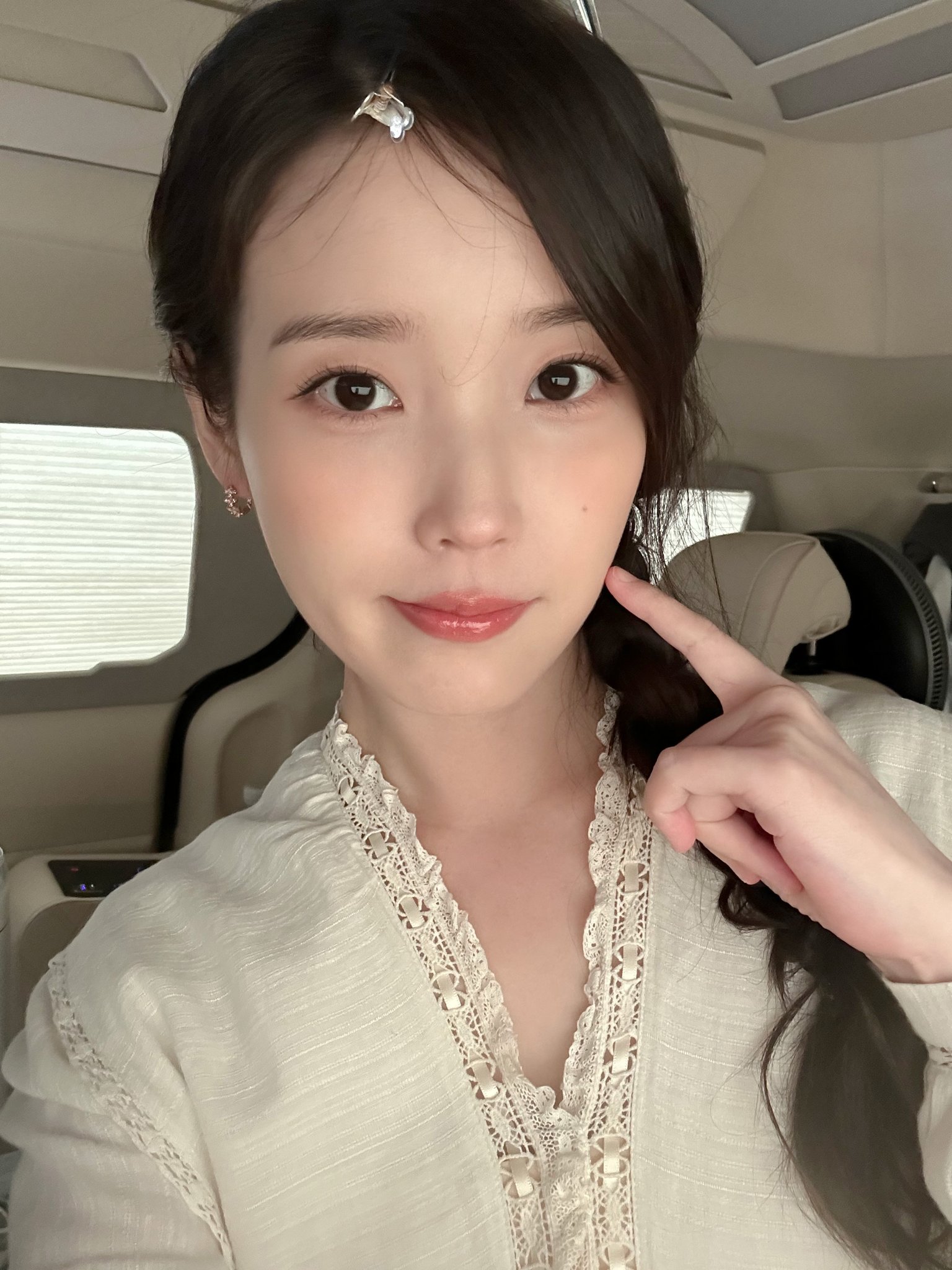 [잡담] 오늘자 아이유 지인짜 예뽀다... | 인스티즈