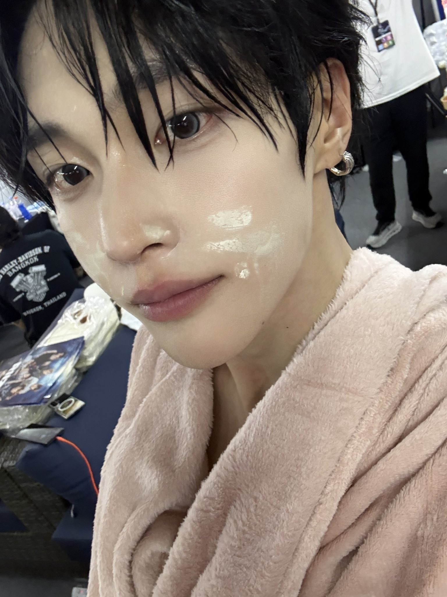 [잡담] 이거 포카에 한정판이었으면 시세 몇십은 거뜬했겠다 팬도 아닌데 여기서 사진보고 | 인스티즈