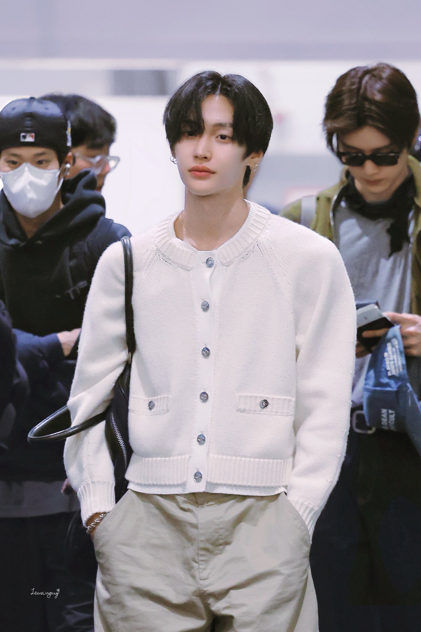 [잡담] 원빈이 화이트 가디건 진짜 잘 어울린다 | 인스티즈