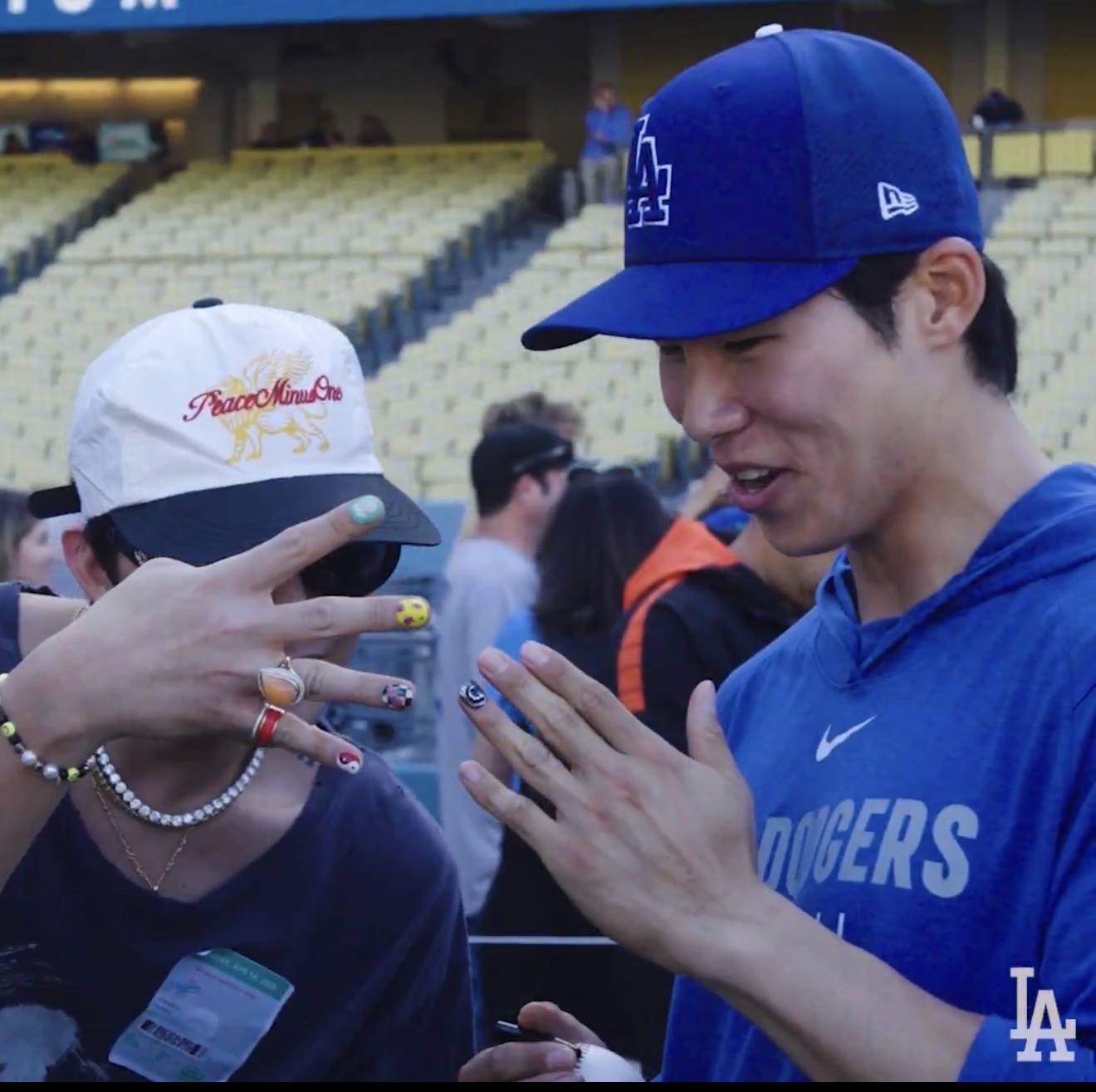 [잡담] 지디가 메이저리그 선수에게 사인볼주는 상황 뭔디 | 인스티즈