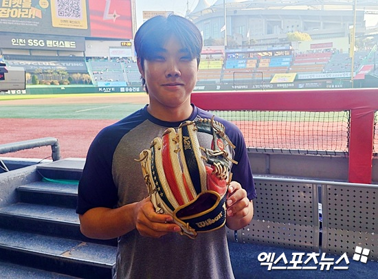 [정보/소식] '19세' 4할 2루수, '최정 글러브' 끼고 무실책! 그런데 누가 준거야?…"레전드 선배님 좋은 기운 받아" | 인스티즈