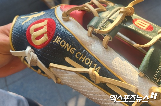 [정보/소식] '19세' 4할 2루수, '최정 글러브' 끼고 무실책! 그런데 누가 준거야?…"레전드 선배님 좋은 기운 받아" | 인스티즈