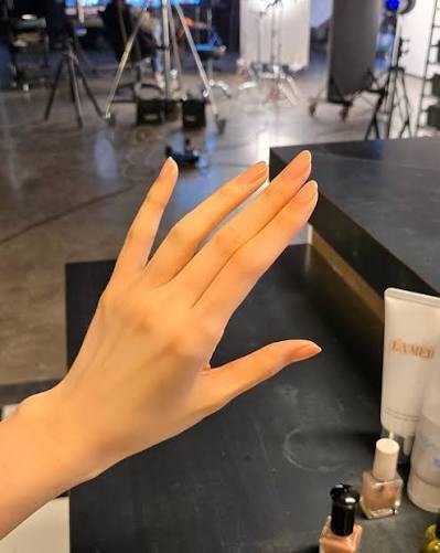 [잡담] 단풍손인데 손톱만 예쁨 vs 손 모델급 그치만 손톱 1cm | 인스티즈