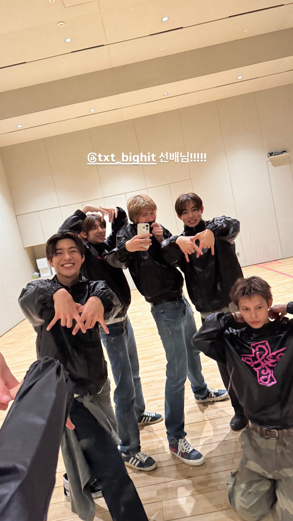 [잡담] 코르티스 후배들이 투바투 단체복 받은 거 인증샷 올렸는데 툽 팬들 당황 중임 | 인스티즈