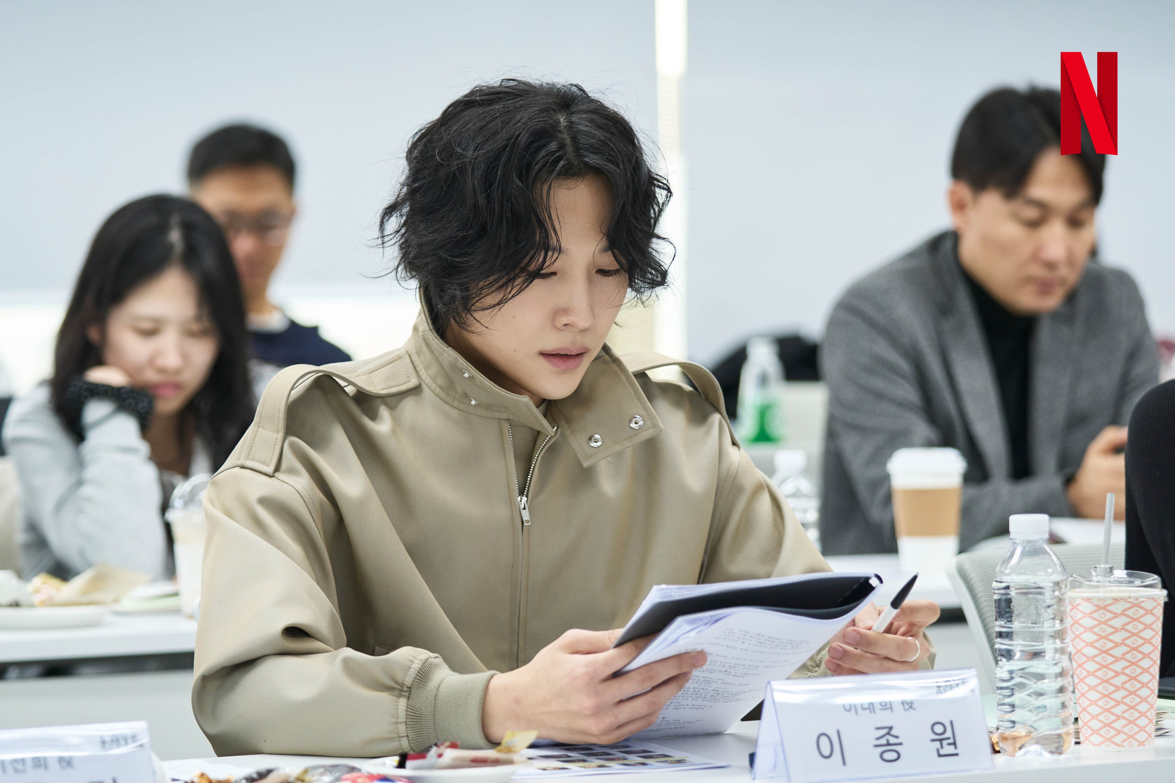 [잡담] 러브어페어) 낯선 곳에서의 하룻밤, 뒤틀리기 시작한 일상.걷잡을 수 없는 끌림과 함께 시작된 균열, 돌이킬 수 없는 감정에 얽혀버린 네 남녀의 이야기 <러브 어페어>. 이동욱, 전소니, 정유미, 이종원 캐스팅 확정. 오직 넷플릭스에서 | 인스티즈