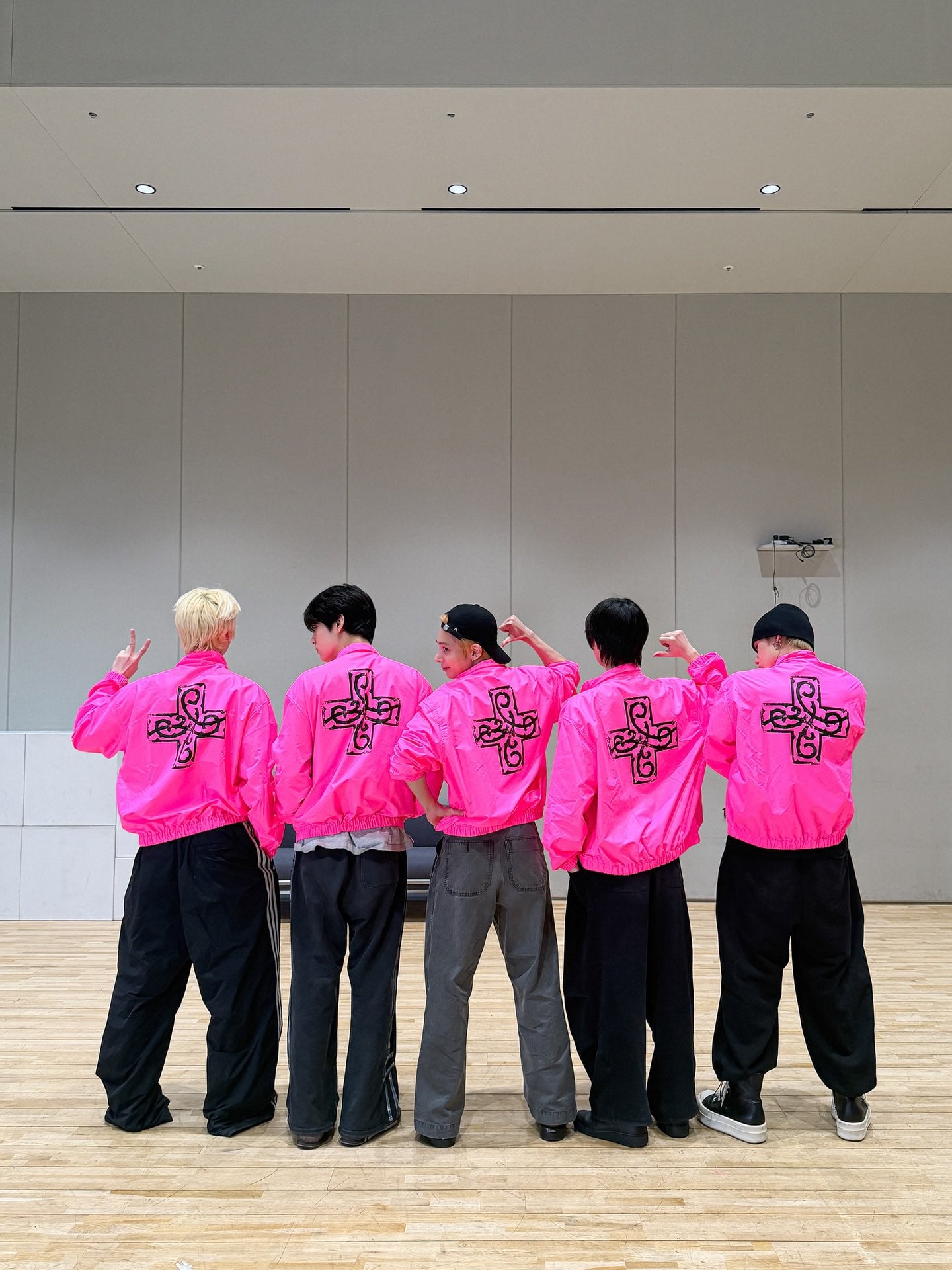 [잡담] 코르티스 후배들이 투바투 단체복 받은 거 인증샷 올렸는데 툽 팬들 당황 중임 | 인스티즈