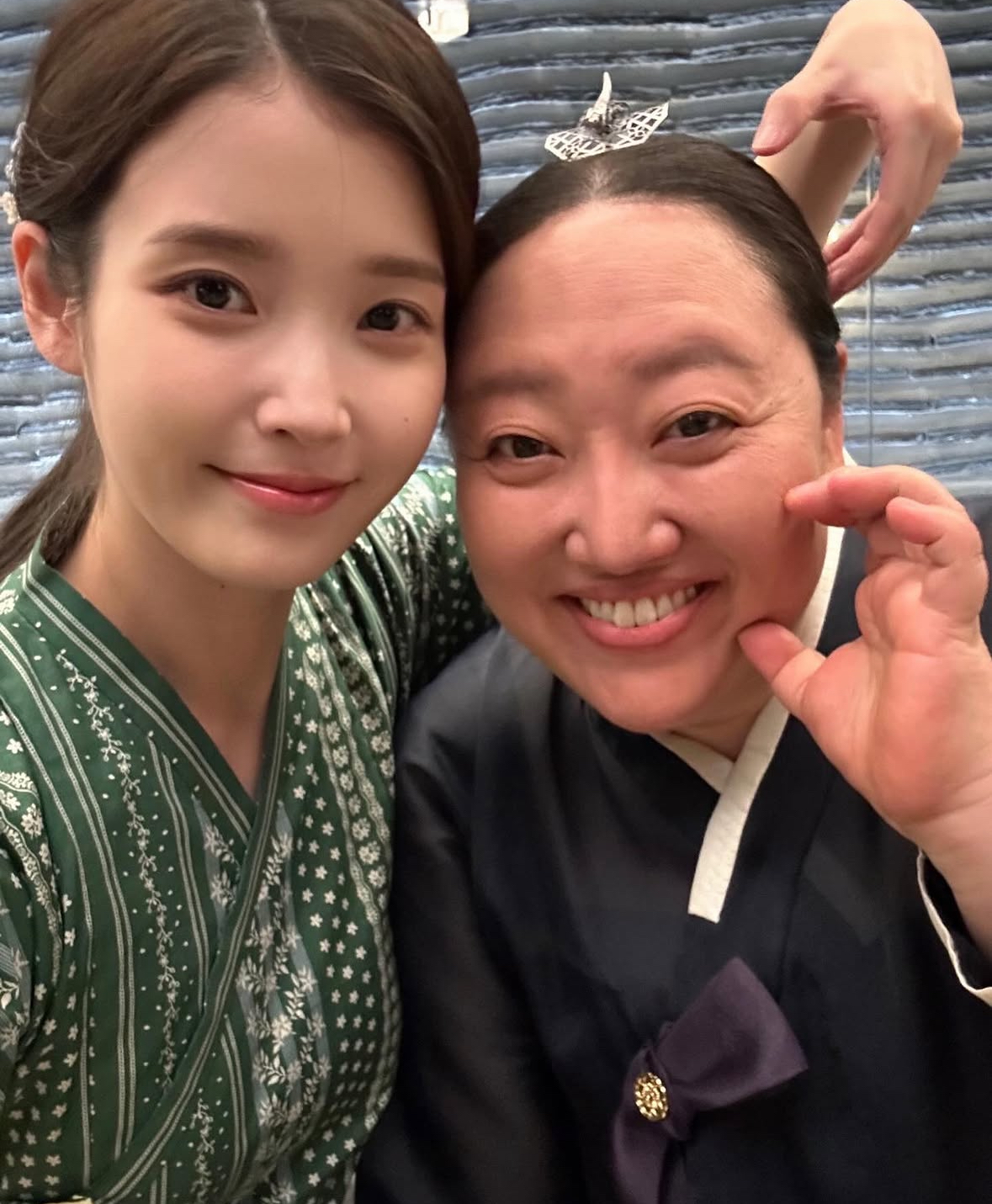 [잡담] 아이유 항상 조연들까지 다 사진 찍어서 올려주는거 | 인스티즈