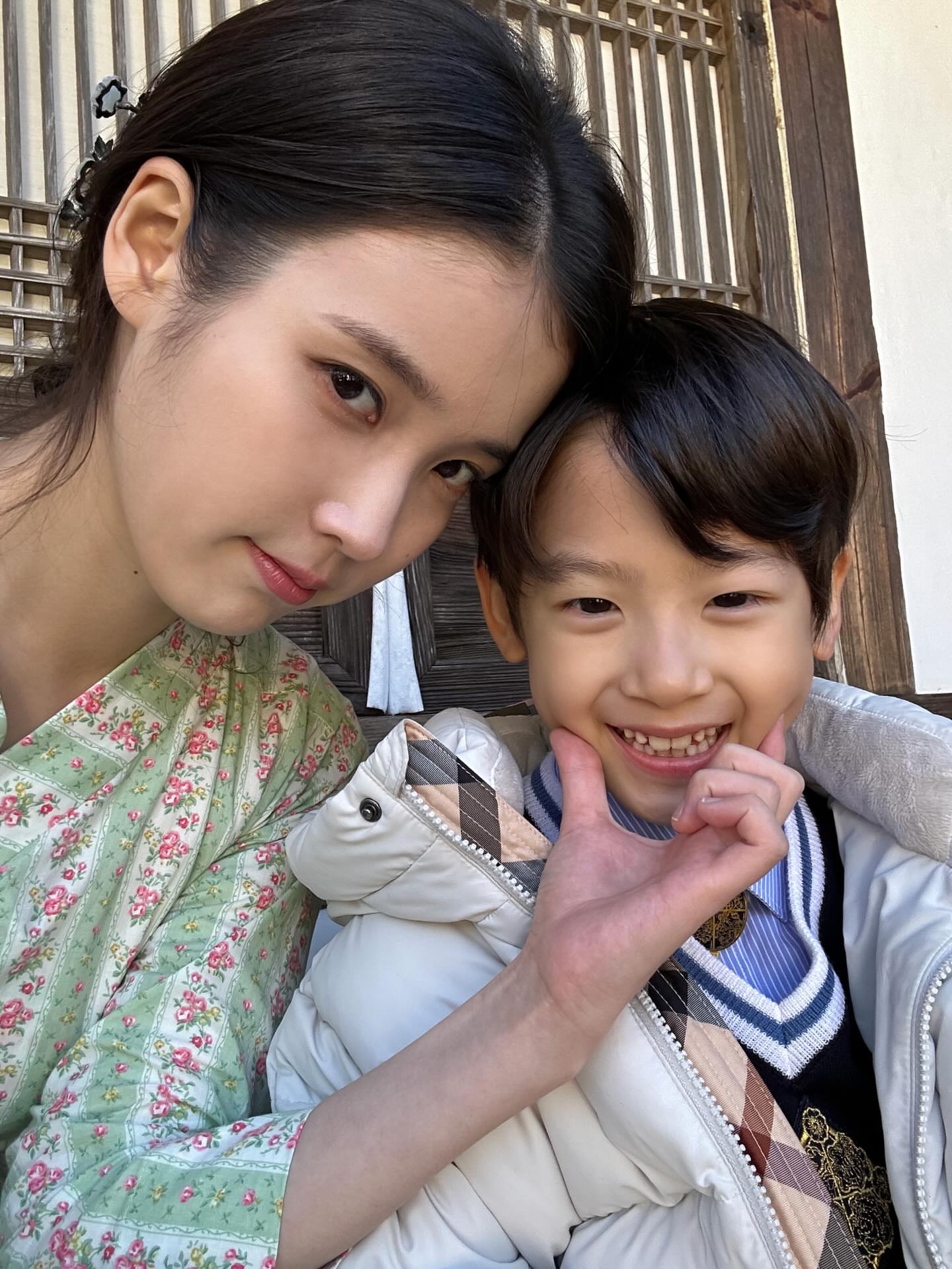 [잡담] 아이유 항상 조연들까지 다 사진 찍어서 올려주는거 | 인스티즈
