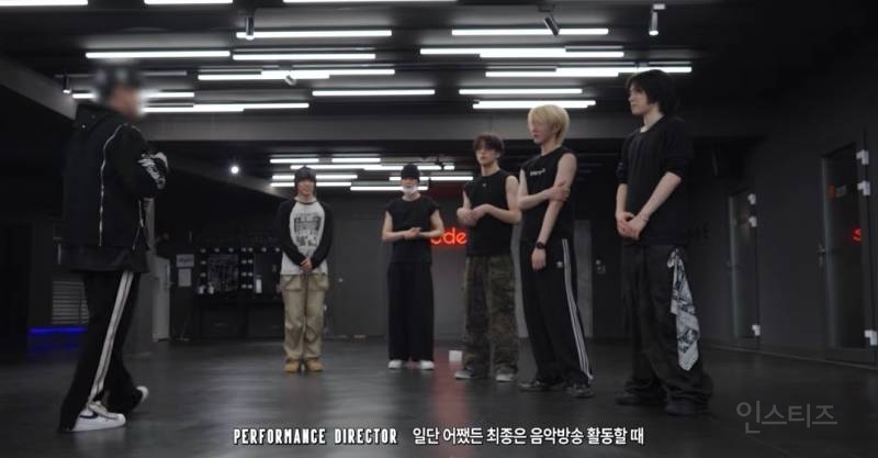 모든 무대를 핸드마이크로 하는게 목표라는 남돌그룹.jpg | 인스티즈