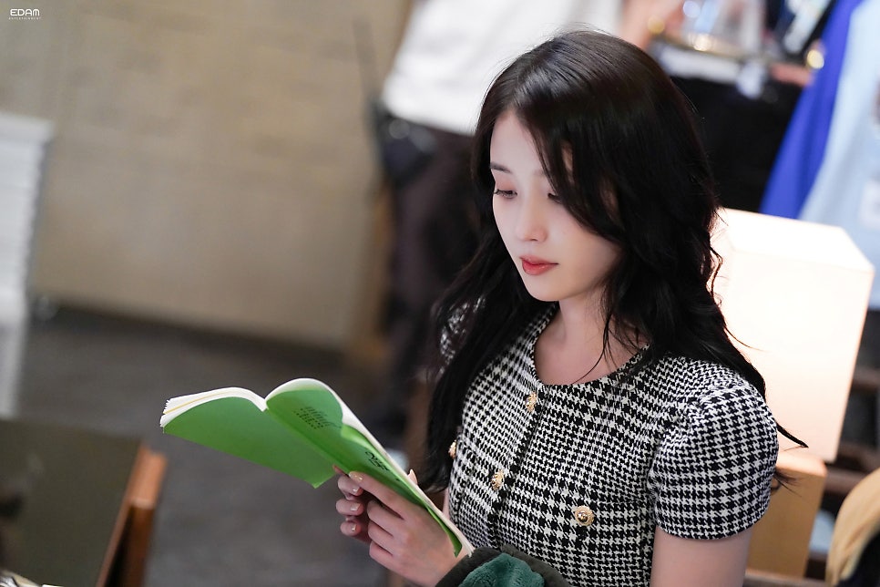 [잡담] 아이유) 아이유 웃지 않고 무표정일 때가 내 취향임 | 인스티즈