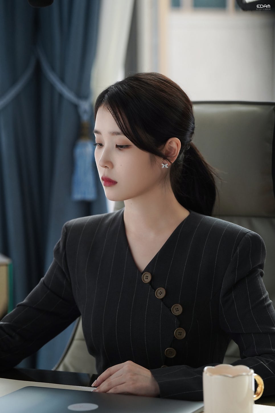 [잡담] 아이유) 아이유 웃지 않고 무표정일 때가 내 취향임 | 인스티즈