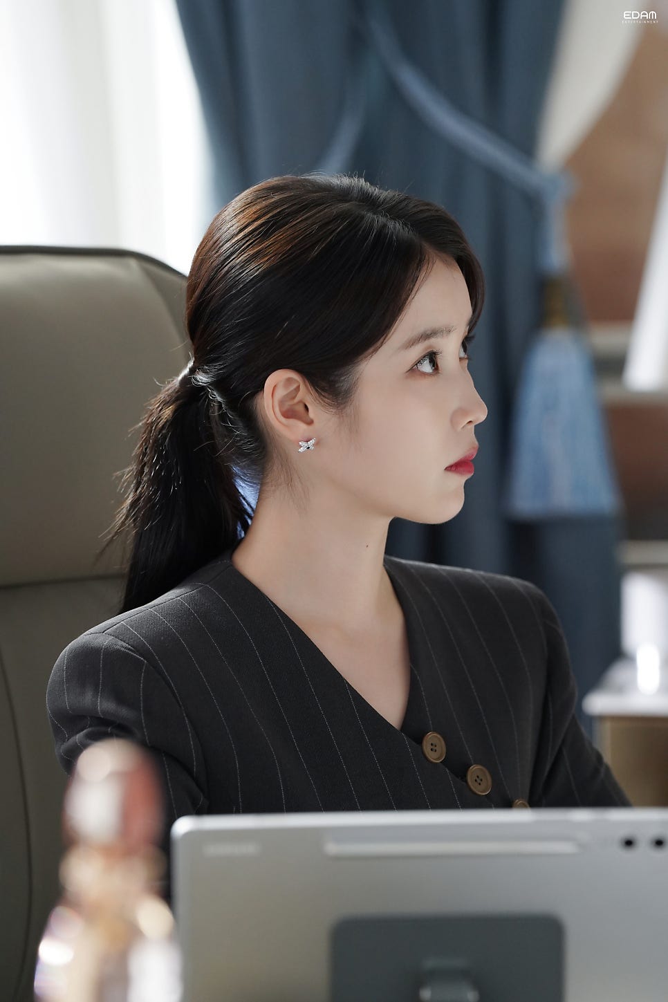 [잡담] 아이유) 아이유 웃지 않고 무표정일 때가 내 취향임 | 인스티즈