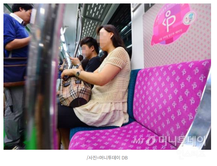 임산부석 앉은 임산부에 "비켜" 발로 '툭툭'…노인 막말에 눈물 '핑' | 인스티즈