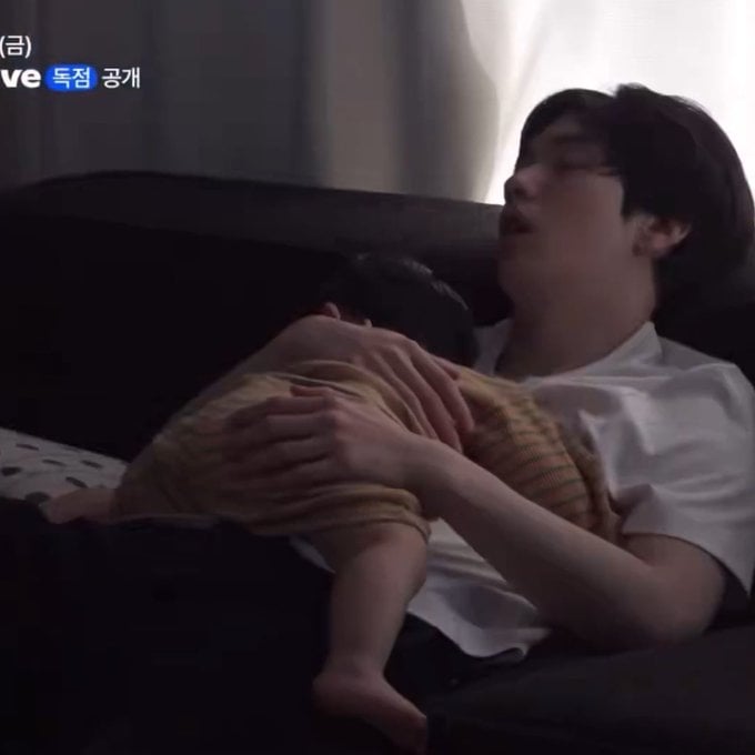 [잡담] 이렇게 보니까 육아일기에서 유준이 ㄹㅇ 수빈이 품에 있는 장면 많을 거 같다ㅋㅋㅋ | 인스티즈