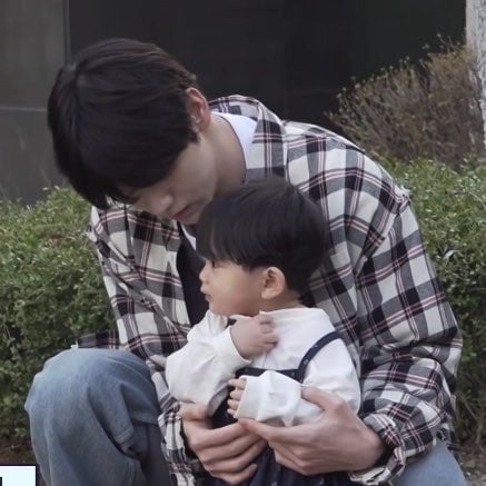 [잡담] 이렇게 보니까 육아일기에서 유준이 ㄹㅇ 수빈이 품에 있는 장면 많을 거 같다ㅋㅋㅋ | 인스티즈