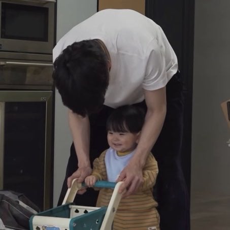 [잡담] 이렇게 보니까 육아일기에서 유준이 ㄹㅇ 수빈이 품에 있는 장면 많을 거 같다ㅋㅋㅋ | 인스티즈