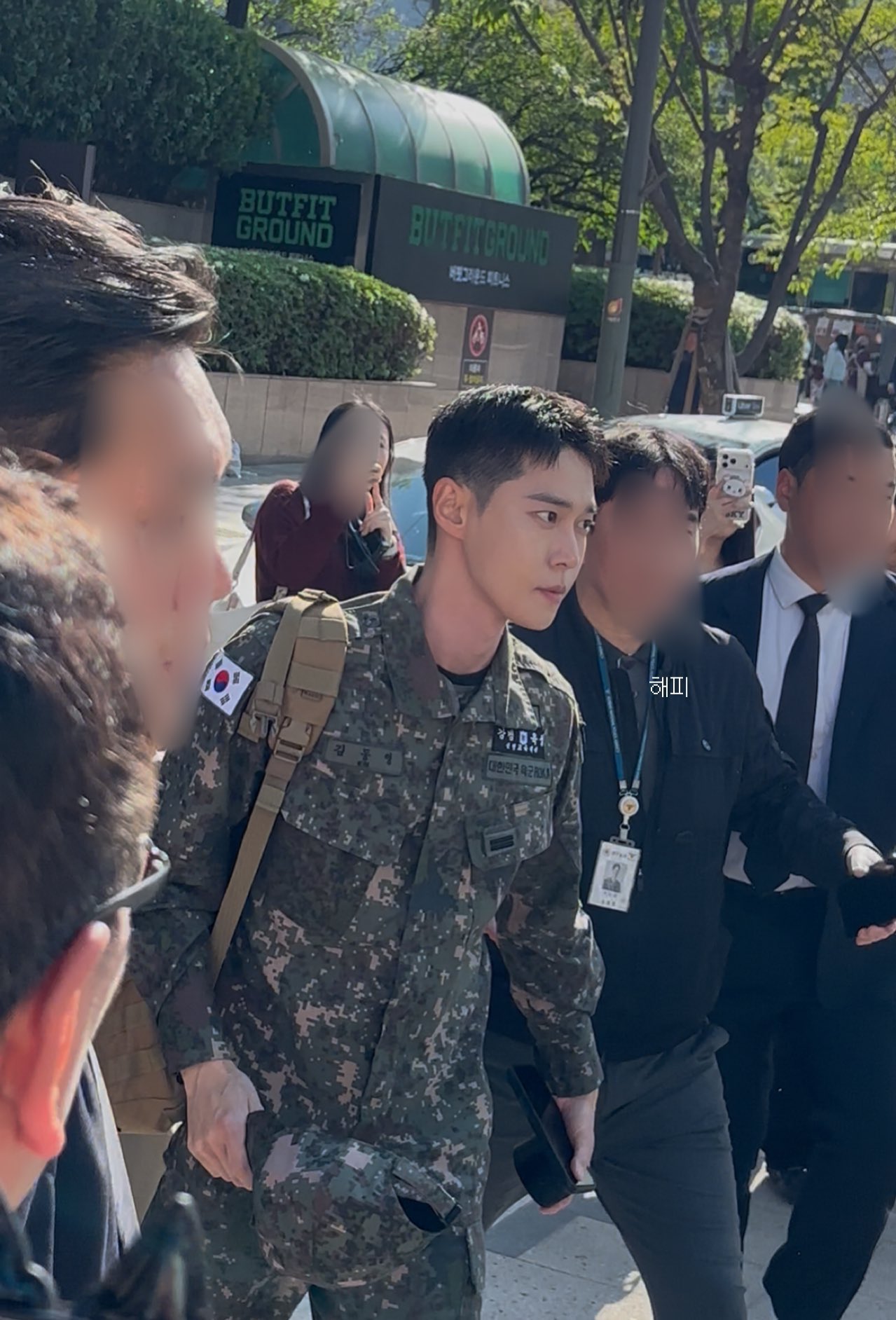 군인이라 군복 입고 청계광장에 나타난 엔시티 도영.jpg | 인스티즈