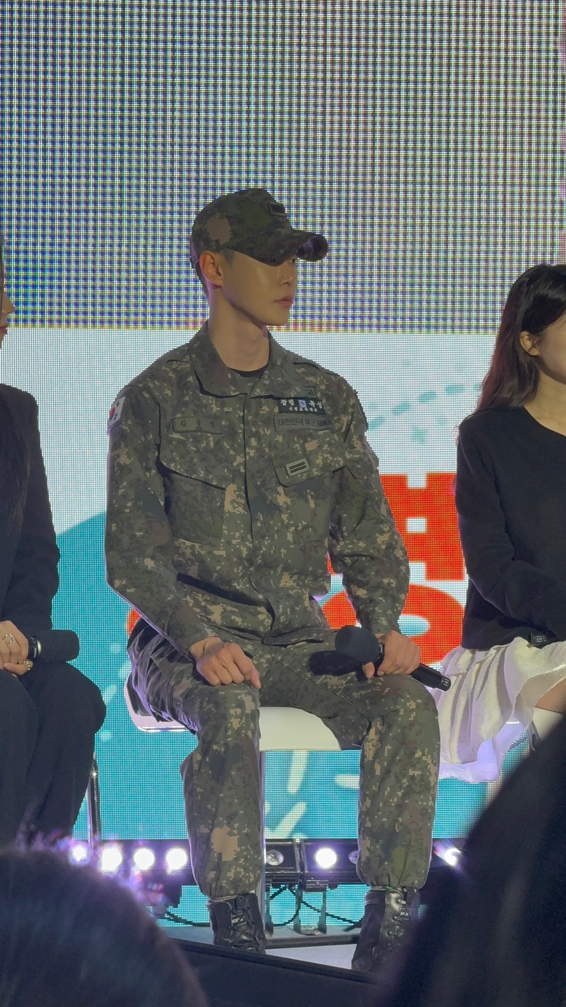 군인이라 군복 입고 청계광장에 나타난 엔시티 도영.jpg | 인스티즈