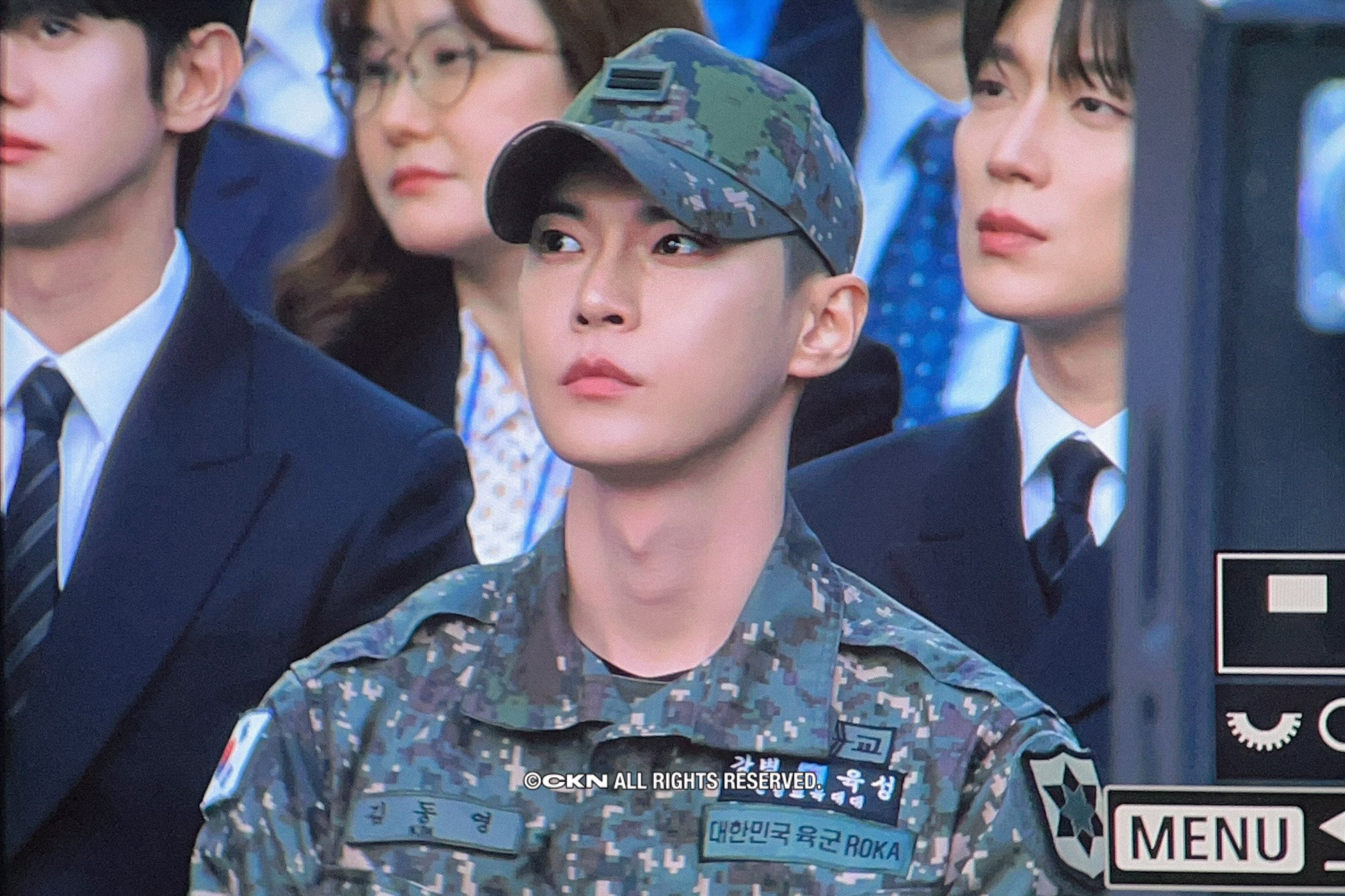 군인이라 군복 입고 청계광장에 나타난 엔시티 도영.jpg | 인스티즈