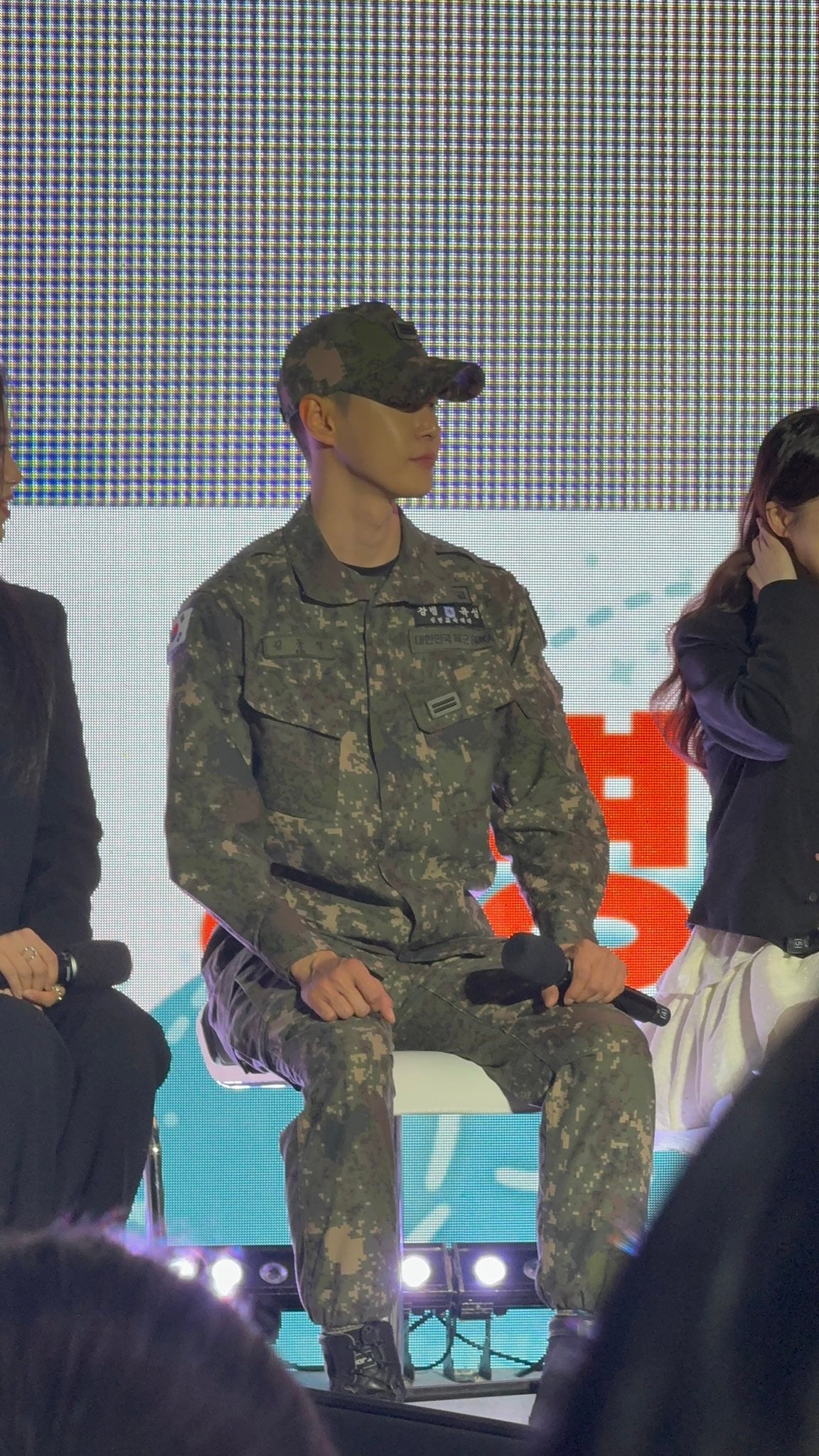 군인이라 군복 입고 청계광장에 나타난 엔시티 도영.jpg | 인스티즈