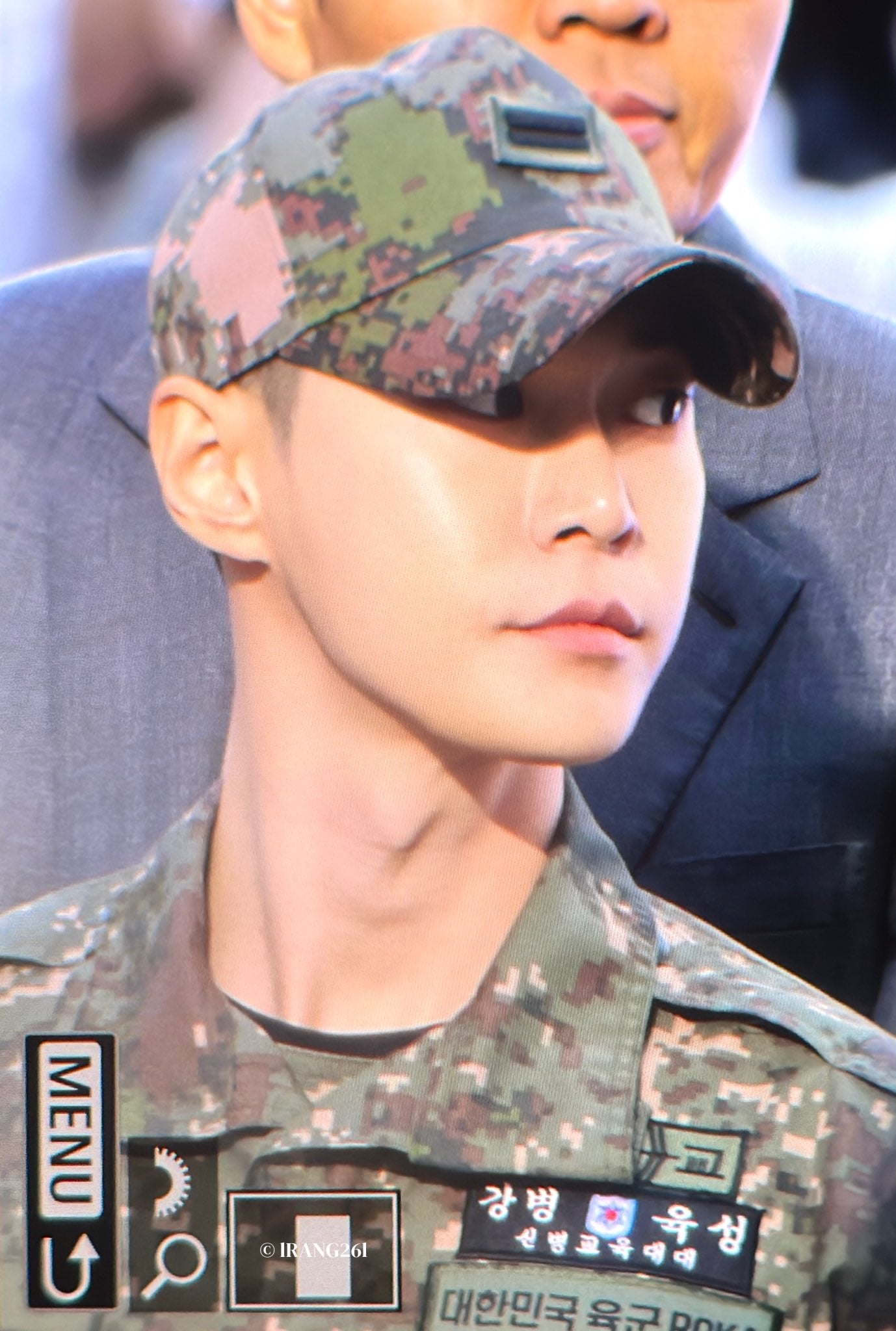 군인이라 군복 입고 청계광장에 나타난 엔시티 도영.jpg | 인스티즈