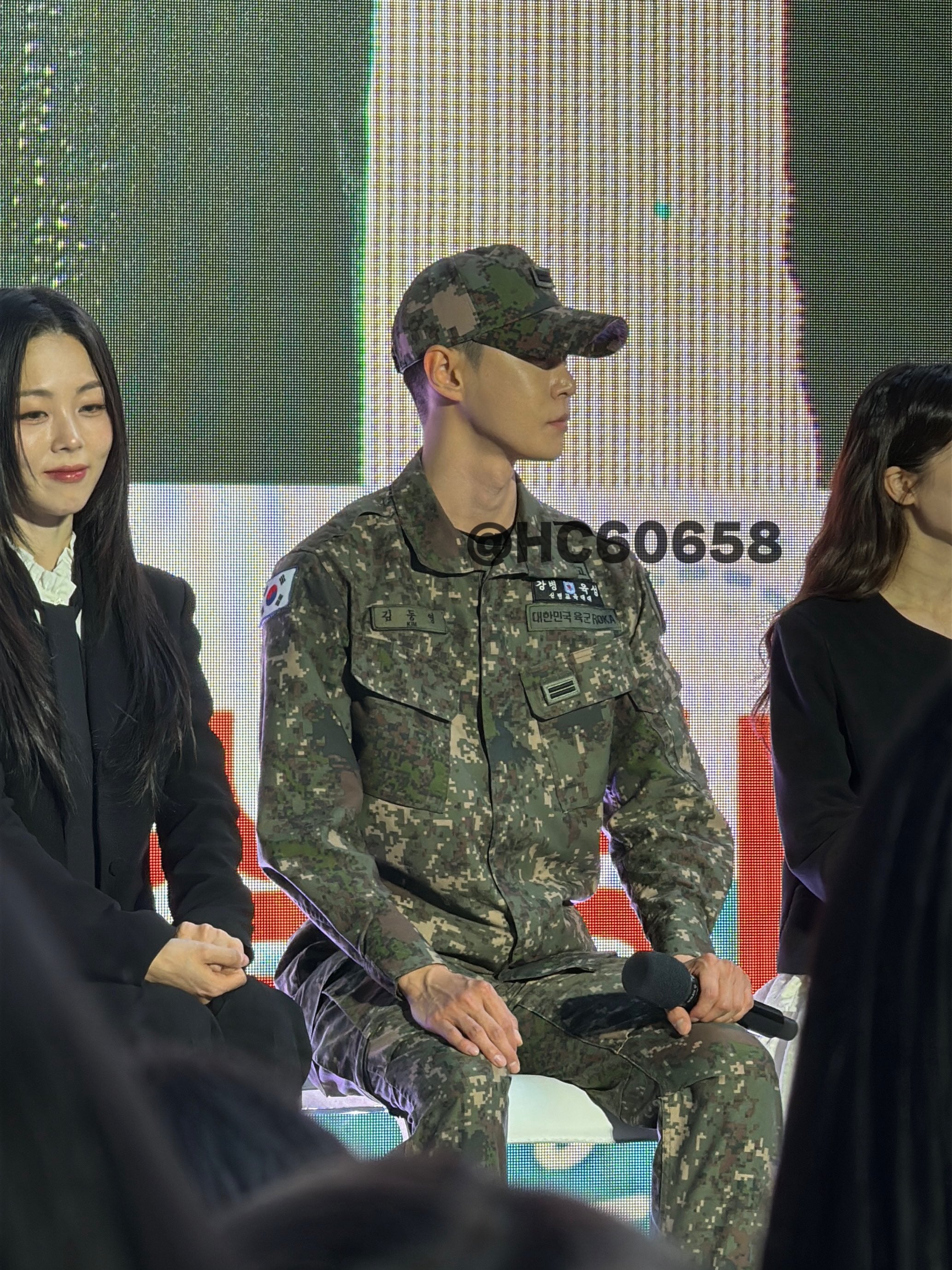 군인이라 군복 입고 청계광장에 나타난 엔시티 도영.jpg | 인스티즈