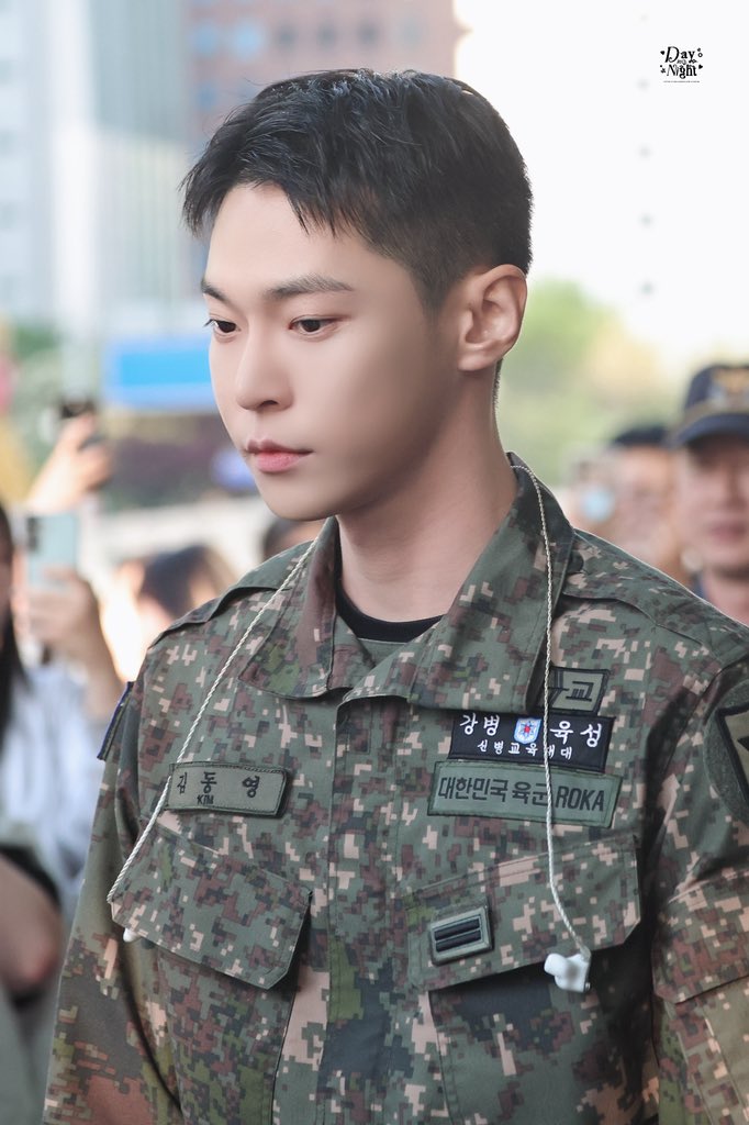 군인이라 군복 입고 청계광장에 나타난 엔시티 도영.jpg | 인스티즈