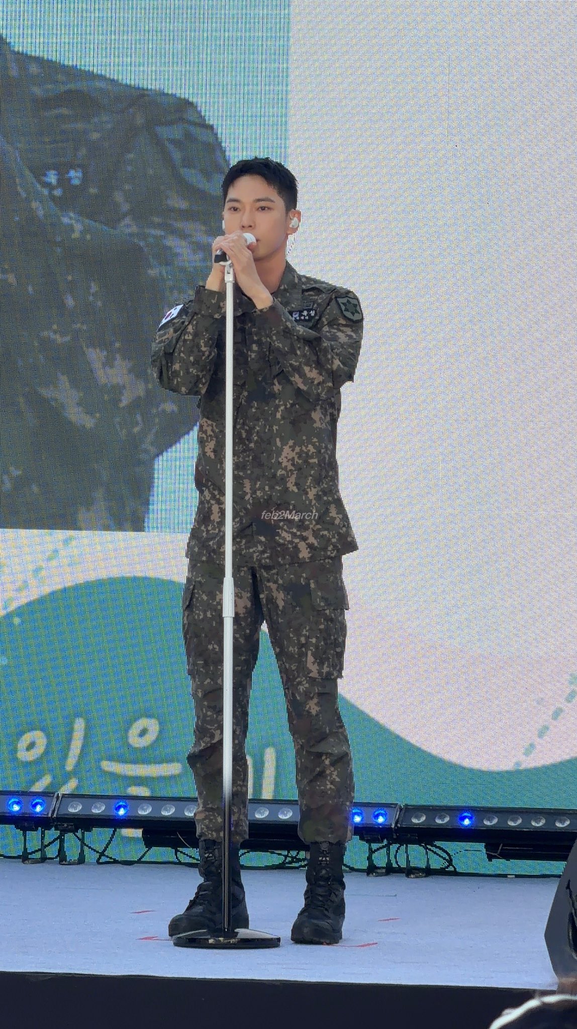 군인이라 군복 입고 청계광장에 나타난 엔시티 도영.jpg | 인스티즈