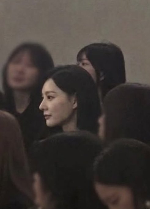 [잡담] 김지원) 저화질에도 화질 뚫고 나오는 하객 김지원 이목구비 | 인스티즈
