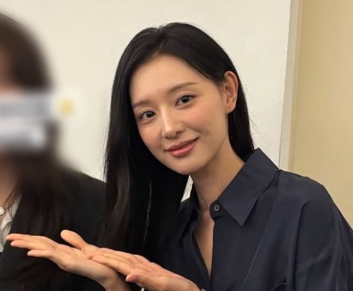 [잡담] 김지원) 저화질에도 화질 뚫고 나오는 하객 김지원 이목구비 | 인스티즈