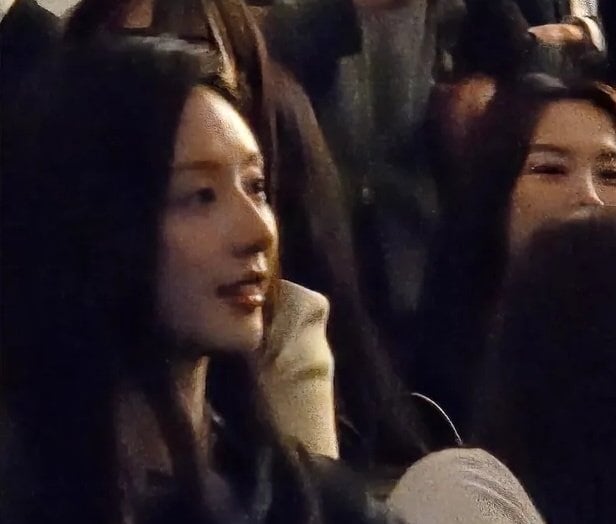 [잡담] 김지원) 저화질에도 화질 뚫고 나오는 하객 김지원 이목구비 | 인스티즈