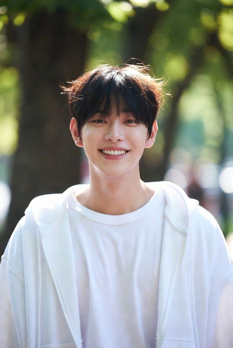 [잡담] 익들아 일반인기준 여기서 잘생긴사람은 몇명같음? | 인스티즈