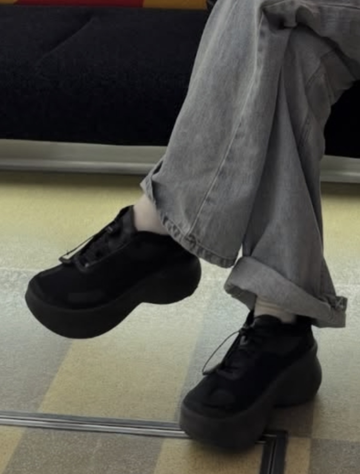 [잡담] 이거 신발 어디건지 아는 익 있어?? | 인스티즈