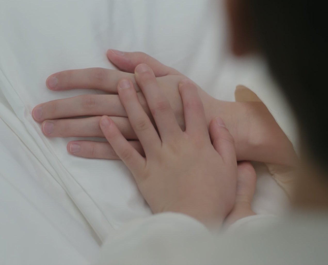 [잡담] 아이유 손 진짜 작다 | 인스티즈