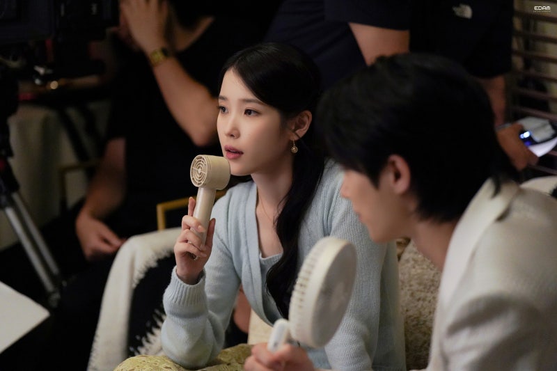 [잡담] 아이유) 260427 아이유 21세기대군부인 5~6화 비하인드 사진들 | 인스티즈