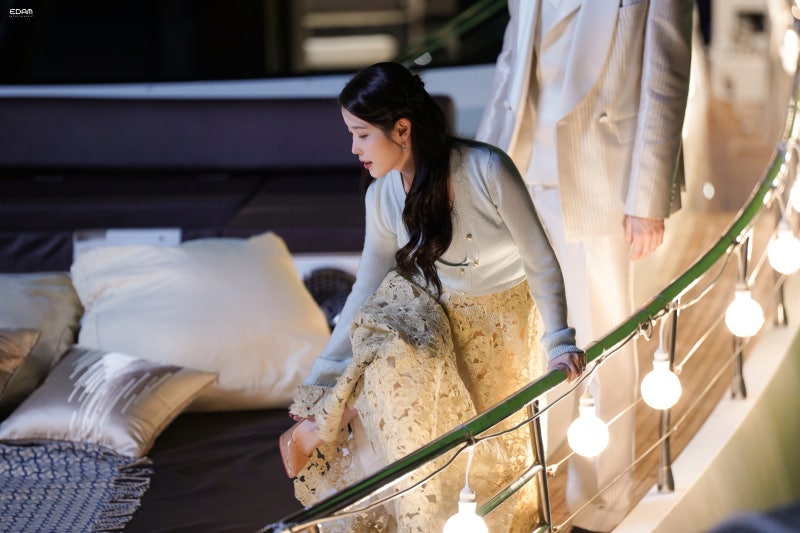 [잡담] 아이유) 260427 아이유 21세기대군부인 5~6화 비하인드 사진들 | 인스티즈