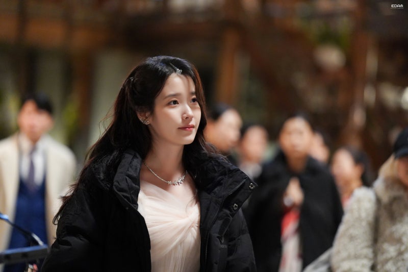[잡담] 아이유) 260427 아이유 21세기대군부인 5~6화 비하인드 사진들 | 인스티즈
