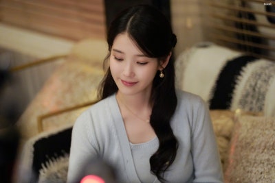[잡담] 아이유) 260427 아이유 21세기대군부인 5~6화 비하인드 사진들 | 인스티즈
